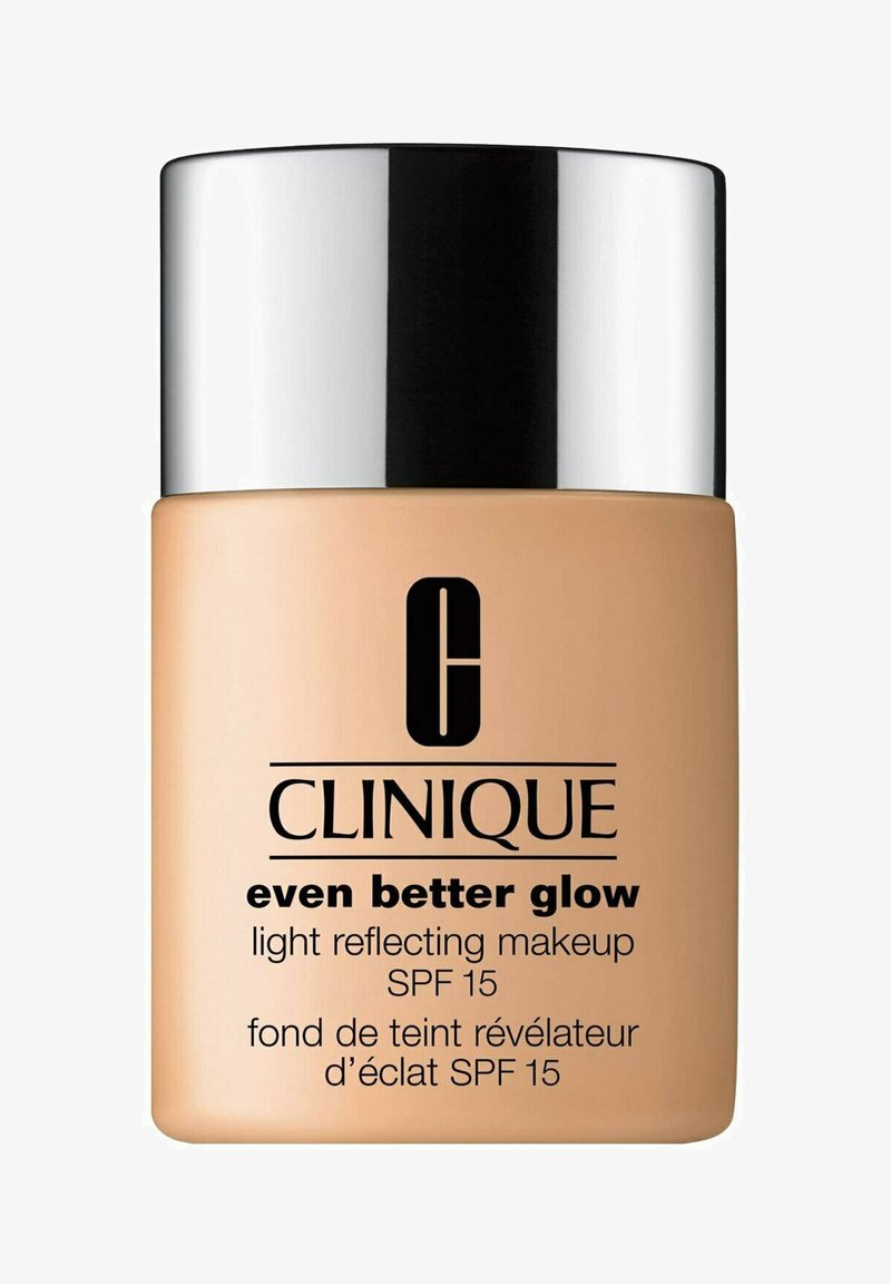 Clinique Even Better Glow Lichtreflektierendes Make-up mit LSF 15 in beiger Flasche mit silberner Kappe und schwarzem Logo und Text.