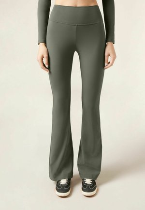 SOFT-TOUCH FLARED FIRST CLASS - Pantalones - green