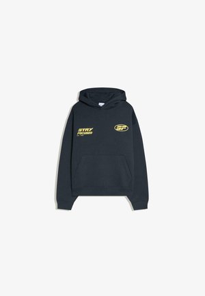 Donkerblauwe hoodie met een voorzak, gele tekst 'Stay Focused' en een 'SF'-logo op de borst, en een capuchon zonder trekkoorden.