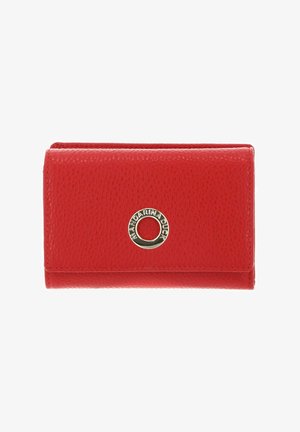 Portefeuille en cuir rouge à finition texturée, avec un logo en matériel doré circulaire. Conception pliée avec des coutures visibles et des lignes épurées.