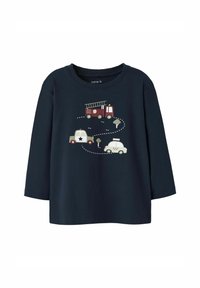 Marineblauw T-shirt met lange mouwen met op de voorkant bedrukte cartoonvoertuigen—een brandweerwagen, politieauto en taxi—en een ontwerp van een gestippelde weg.