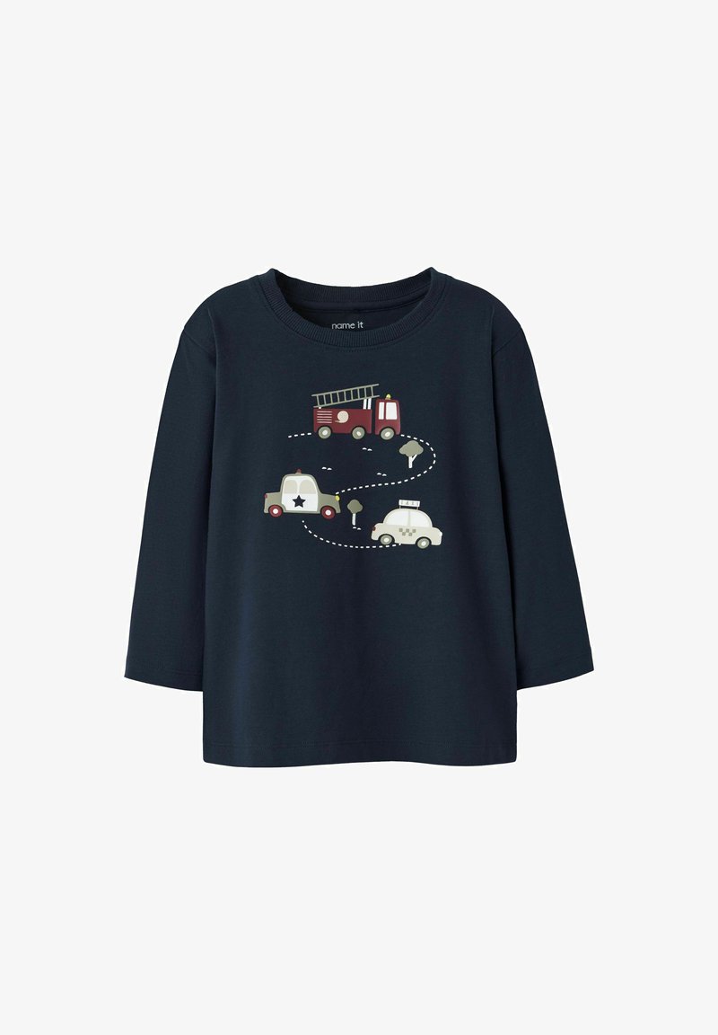 Marineblauw T-shirt met lange mouwen met op de voorkant bedrukte cartoonvoertuigen—een brandweerwagen, politieauto en taxi—en een ontwerp van een gestippelde weg.
