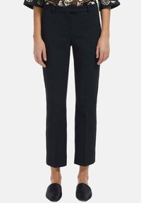 Pantalons noirs raccourcis avec une texture lisse, présentant une coupe ajustée et une taille mi-haute. Pas de motifs visibles ni de détails en métal.