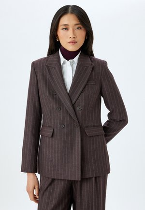 Blazer croisé marron foncé à rayures, avec épaulettes, revers crantés et poches frontales ; tissu lisse avec des rayures fines contrastées.