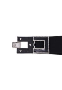 Cintura in tessuto nero con una grande fibbia rettangolare argentata caratterizzata da un design intrecciato, completa di un ritaglio centrale e dettagli in metallo.