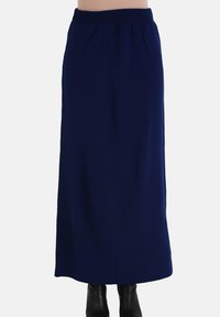 Gonna maxi in maglina blu navy con vita elastica, caratterizzata da pieghe sottili nella parte anteriore e una texture morbida e liscia.