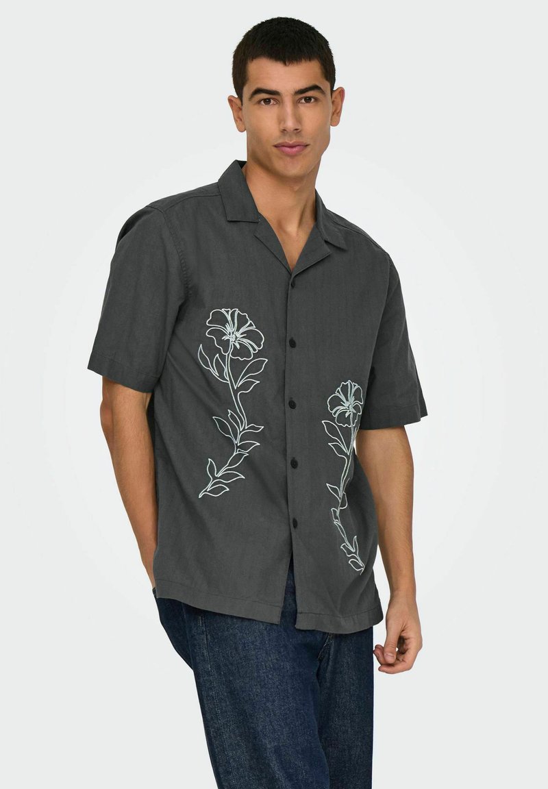 Korte mouwen donkergrijs shirt met een knoopsluiting, met lichtblauwe bloemenborduursels aan beide zijden, gemaakt van een gestructureerde stof.