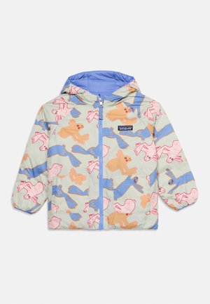 Veste à capuche pour enfants avec fermeture éclair bleue, doublure bleu clair, et motifs colorés d'oiseaux et de lapins en bleu, pêche et rose.