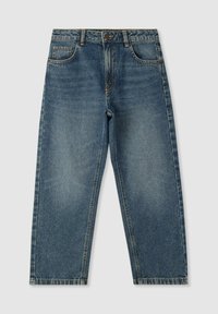 Niebieskie dżinsowe spodnie z szerokimi nogawkami, z zapięciem na guziki, pięcioma kieszeniami i widocznym szwem. Materiał ma gładką teksturę i lekko wyblakłe wykończenie.