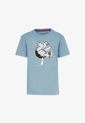 Lyseblå bomuld t-shirt med en sort-hvid grafik af en skildpadde på hånden, iført sneakers og en stribet skjorte. Kortærmet, rund hals.