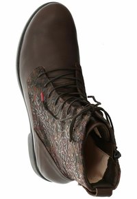 Stivaletto alla caviglia in pelle marrone e tessuto stampato con lacci, lati testurizzati e suola in gomma nera. Interno foderato in beige.