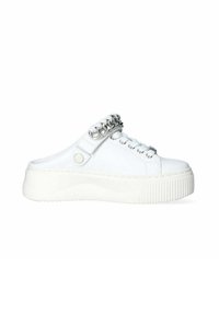 Scarpe slip-on bianche con piattaforma realizzate in materiale liscio, dotate di una catena decorativa in argento e fori per i lacci tondi, con una suola spessa e rigata.