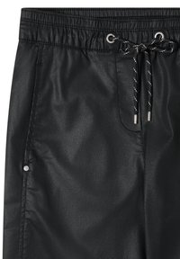 Zwarte, glanzende, lichte stoffen broek met een elastische tailleband met verstelbare trekkoord en een klein drukknoopdetail aan de zijkant.