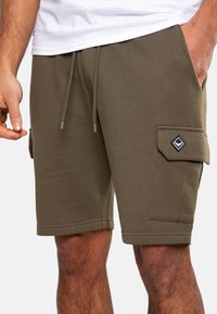 Olijfgroene cargoshort van zacht materiaal, met zijzakken met kleppen en een taille met trekkoord voor een verstelbare pasvorm.