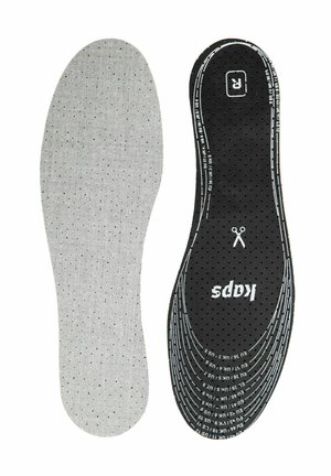 Pari rei'itetyitä kengänpohjallisia, yksi harmaa ja yksi musta, joissa kokomerkinnät ja saksikuvake sopivaksi leikkaamista varten.