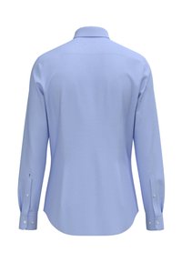 Camicia azzurro chiaro a maniche lunghe con colletto standard, texture liscia, vestibilità su misura e dettagli con bottoni sui polsini. Senza motivi né accenti.