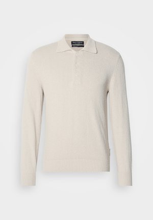 Lichtbeige lange mouw polo trui in een zachte brei met een gestructureerd oppervlak, voorzien van een klassieke kraag en een drieknoopsluiting.