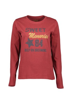 Langærmet rust-rød skjorte med rund hals og trykt tekst "Sweet Memories 84 Keep On Dreaming" med en stjerne grafik på forsiden.