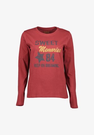 Koszula z długim rękawem w kolorze rdzy czerwonej z okrągłym dekoltem i nadrukowanym napisem "Sweet Memories 84 Keep On Dreaming" oraz grafiką gwiazdy z przodu.