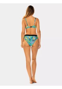 Dwuczęściowy strój kąpielowy w kolorze niebieskim z kolorowymi wzorami liści; posiada regulowane ramiączka, czarny pas w dolnej części oraz dopasowany krój.