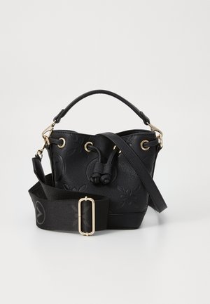 Musta teksturoitu nahkainen säilytyskassi, jossa on kukkakoristeinen kohokuviointi, kullanväriset metalliosat, yläkahva ja leveä säädettävä olkahihna.