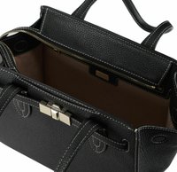 Borsa a mano in pelle nera con finitura strutturata. Presenta una chiusura con zip, ferrature argentate e cuciture bianche a contrasto. Interno beige.