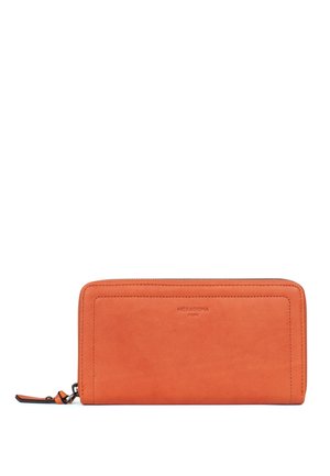 Portafoglio in pelle arancione con una texture liscia, forma rettangolare e zip laterale. Presenta un marchio discreto e dettagli di cucitura minimalisti.