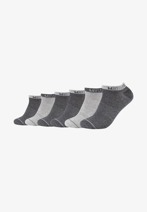 Cinque paia di calzini alla caviglia in grigio scuro e chiaro. Le caratteristiche includono polsini elasticizzati e cuciture in contrasto sulle punte con un logo sul polsino.