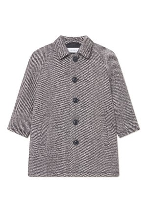 Manteau en chevrons gris avec un col, fermeture à boutons sur le devant et deux poches latérales ; il présente un tissu texturé et des manches 3/4.