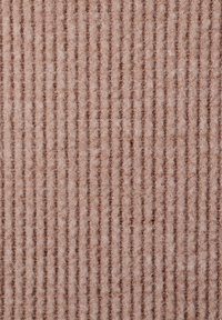 Getextureerde stof in lichtroze, met verticale strepen. Het materiaal lijkt pluizig met een zachte afwerking en subtiele glans.