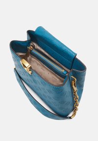 Borsa in pelle blu con motivo in rilievo, tracolla in catena dorata, pattina superiore aperta e foderatura interna beige con tasca con zip.
