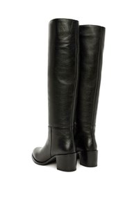 Czarne skórzane botki do kolan o gładkiej fakturze, kwadratowym obcasie blokowym i minimalnych detalach przeszyć z tyłu.