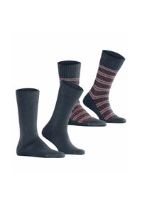 Drei Paar Socken: zwei in dunklem, einfarbigem Grau, eines mit einem grau-roten und weißen Musterdesign, das über ribbelte Bündchen und eine glatte Textur verfügt.