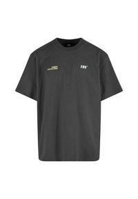 Černé bavlněné tričko s uvolněným střihem, kulatým výstřihem a vytištěným textem v žluté a bílé barvě na přední straně. Bez dalších viditelných detailů.