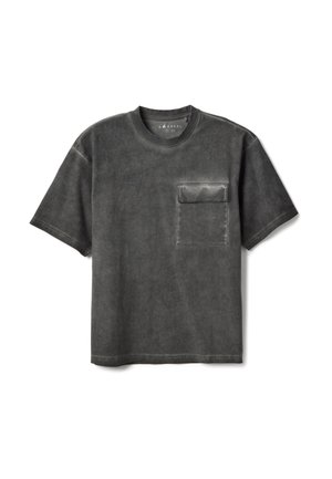 T-shirt à manches courtes gris foncé avec col rond et une grande poche carrée sur la poitrine gauche, confectionné dans un tissu doux et légèrement texturé.