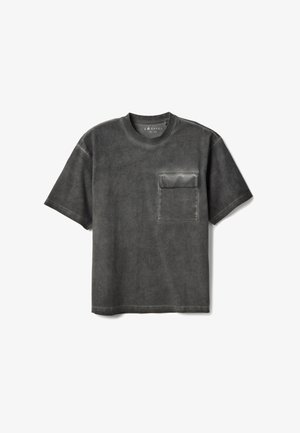 T-shirt à manches courtes gris foncé avec col rond et une grande poche carrée sur la poitrine gauche, confectionné dans un tissu doux et légèrement texturé.