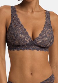 Hanro MOMENTS SOFT CUP - OHNE BÜGEL - Triangel BH - black pearl