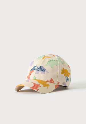 Cappellino da baseball beige con stampe colorate di dinosauri e logo New Era ricamato in blu sul davanti.