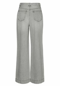 Jeans de pierna ancha en gris claro con cintura alta, dos bolsillos traseros y una textura suave de mezclilla. Los acabados del dobladillo están ligeramente deshilachados.