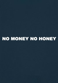 Il tessuto blu navy presenta un grande testo bianco che recita "NO MONEY NO HONEY" in un font audace e strutturato.