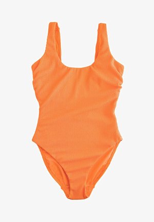 Maillot de bain une pièce orange vif texturé avec larges bretelles et encolure dégagée, posé à plat sur un fond blanc.