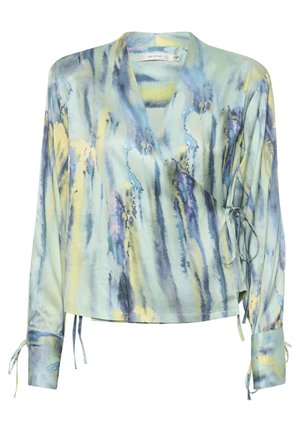 Wrap-style bluse med lange ærmer i lyseblå, gul og lilla akvarelmønster, med bånd ved ærmerne og en blød stoftekstur.