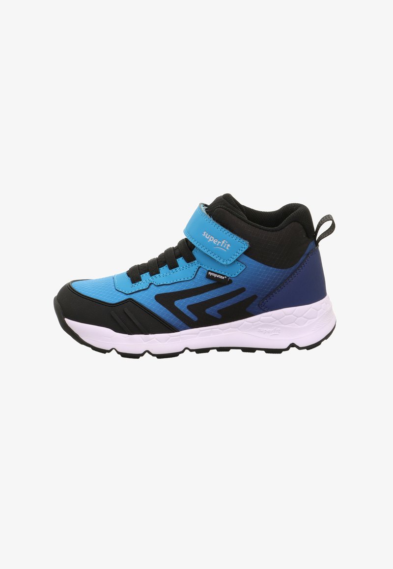 Chaussure de sport montante bleu et noire avec semelle blanche, lacets noirs, bande Velcro bleue marquée "superfit" et languette de traction au talon.