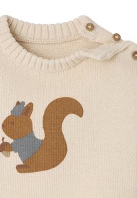 Cremefarbener Strickpullover für Babys mit einem braunen Eichhörnchen, das eine Eichel hält und einen blauen Pullover und eine Mütze trägt, mit hölzernen Knöpfen an der Schulter.