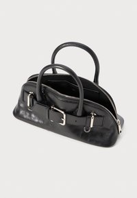 Borsa a tracolla in pelle nera con due manici superiori, chiusura con zip e hardware rosso. Presenta un design elegante e arrotondato con una tracolla regolabile.