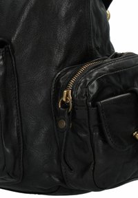 Zwarte leren tas met een textuur, voorzien van meerdere met rits gesloten compartimenten en gouden hardware accenten. Compact en gestructureerd ontwerp.