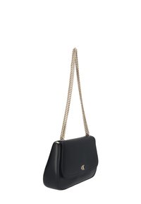 Sac à épaule en cuir noir avec une bandoulière en chaîne argentée, doté d'un rabat de fermeture et d'un logo en accent sur le devant. Texture lisse et forme structurée.