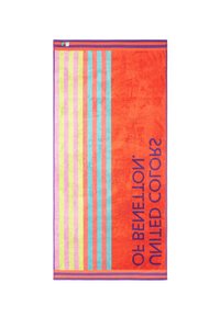 Asciugamano multicolore con strisce bold arancioni, rosa, turchesi e viola e il testo "Notte 70" in blu. Realizzato in tessuto morbido e tessurizzato.