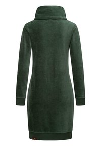 Grünes Fleece-Kleid mit hohem Kragen, langen Ärmeln, gerippten Bündchen und geradem Saum. Weiche Textur mit leichtem Glanz und einem Logo-Tag am Saum.