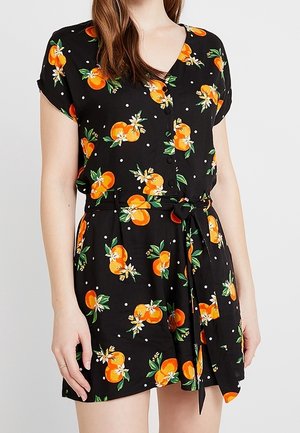 Schwarzes Kleid mit kurzen Ärmeln, verziert mit einem Druck aus Orangenfrüchten und weißen Punkten; mit einem Stoffgürtel an der Taille zur Anpassung.